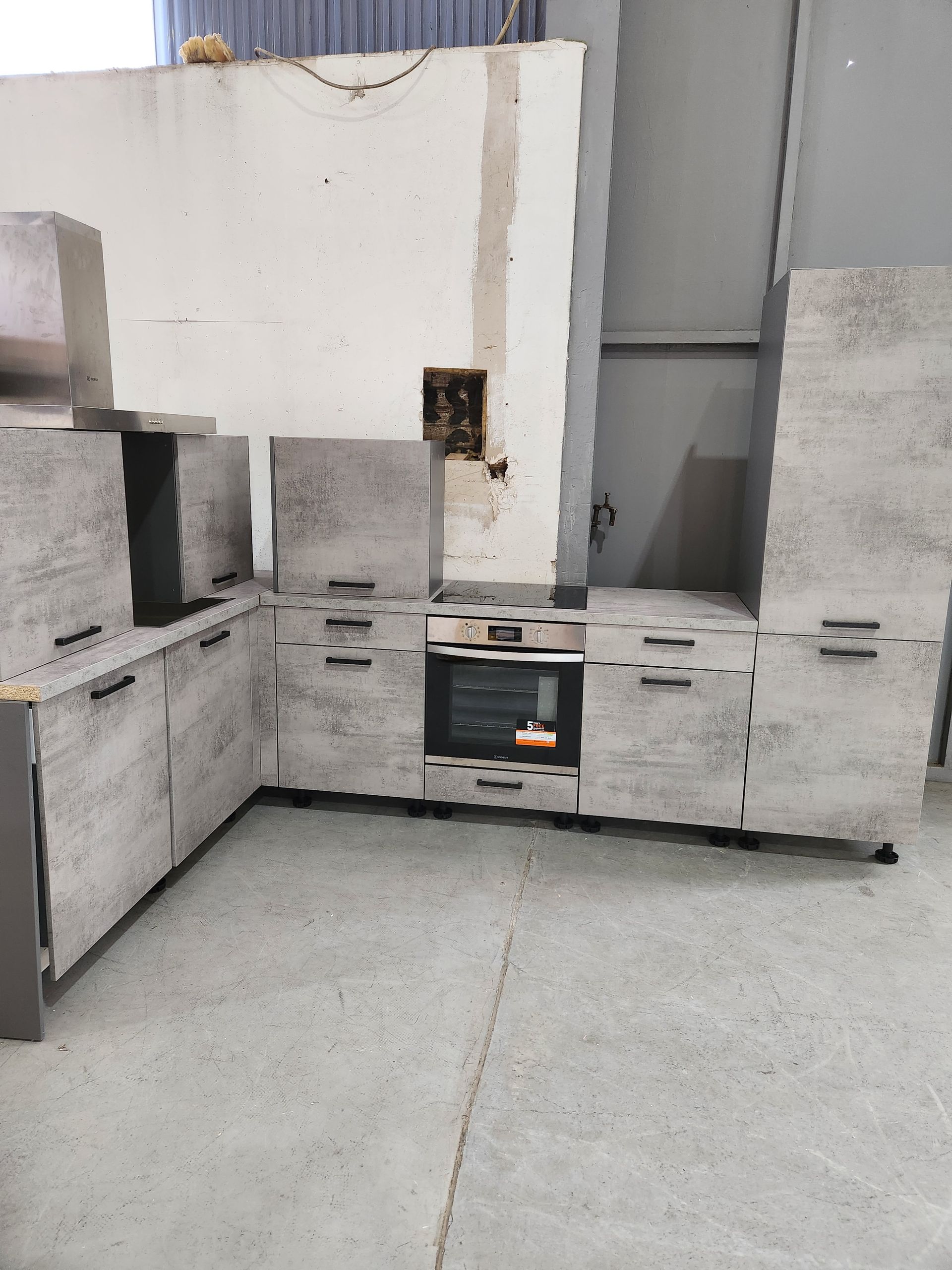 Eckküche Concrete Style & Schwarzstahl 11515