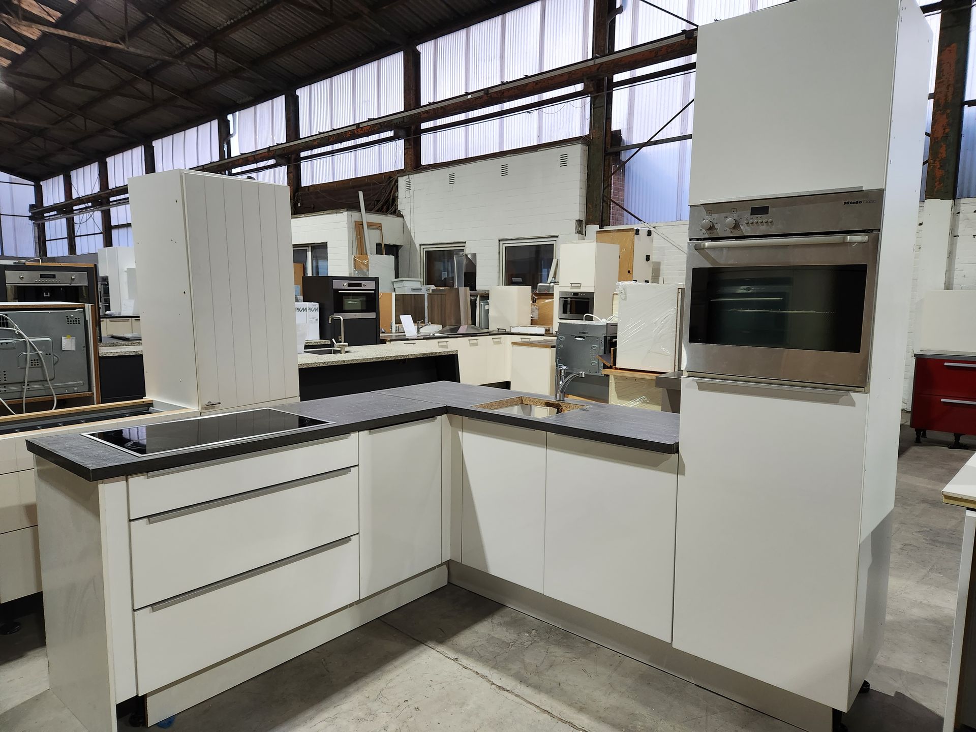 Küche Pure Weiß mit Steinoptik 1211