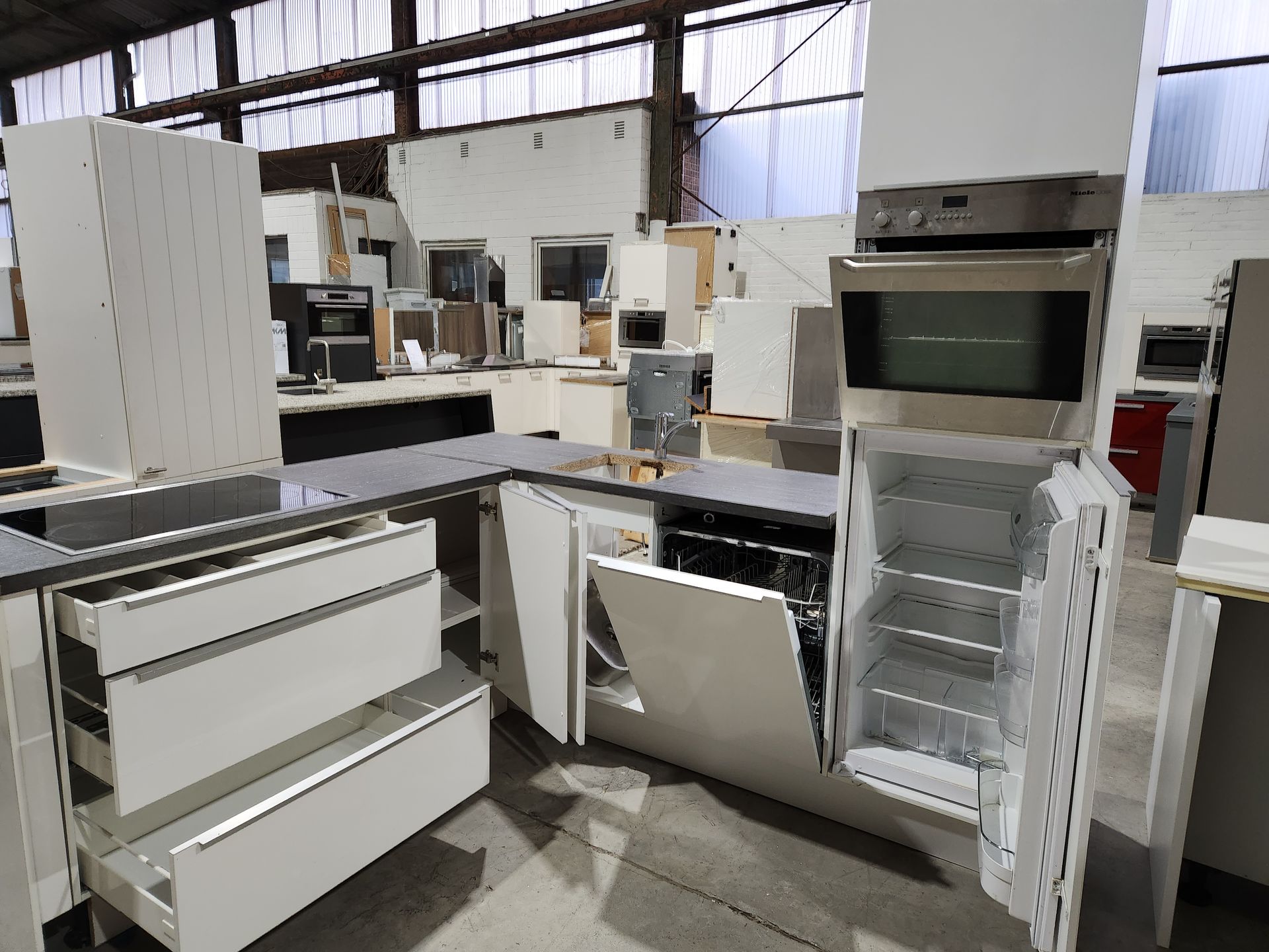 Küche Pure Weiß mit Steinoptik 1211