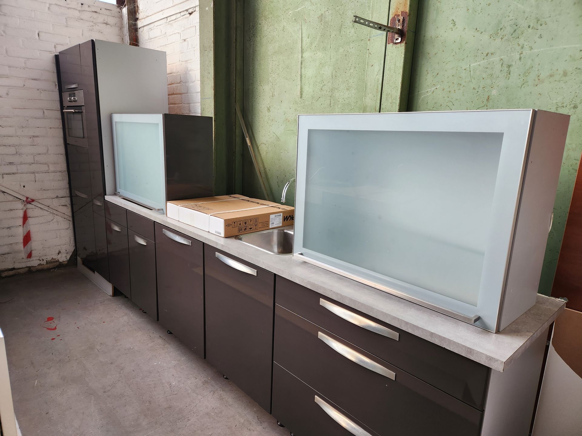 Modulküche in Espresso mit Glasakzenten 3330