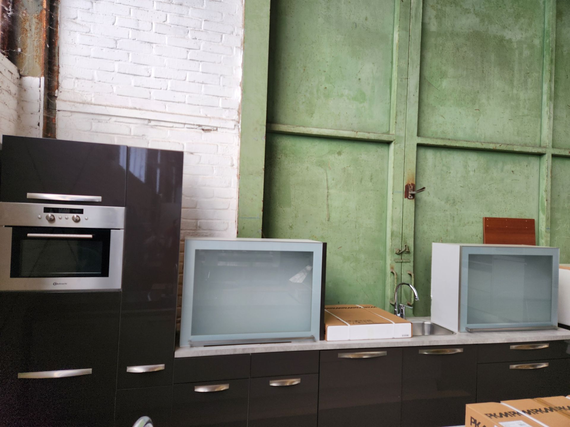 Modulküche in Espresso mit Glasakzenten 3330