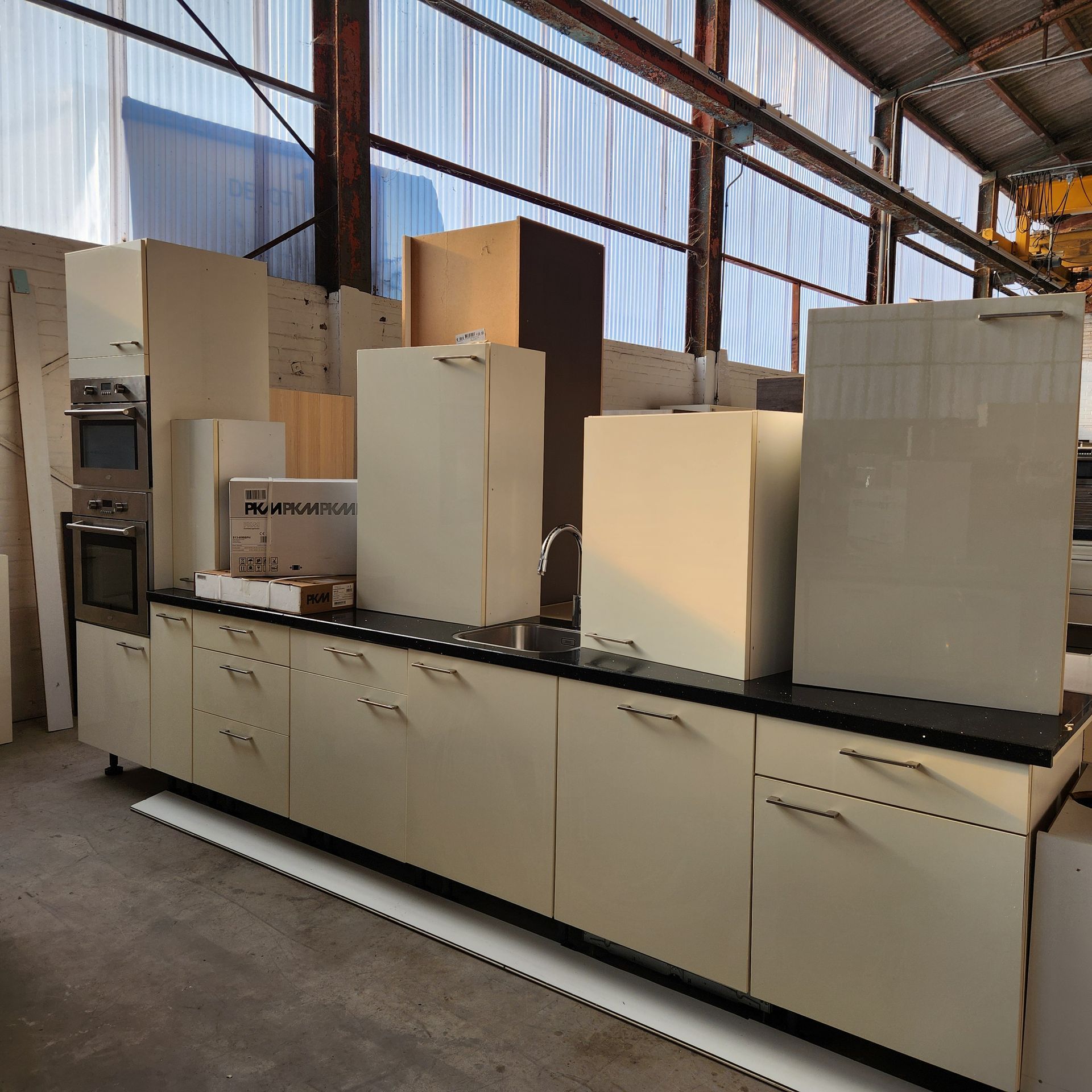 Küche Sand Hochglanz & Nero Glanzplatte 3332