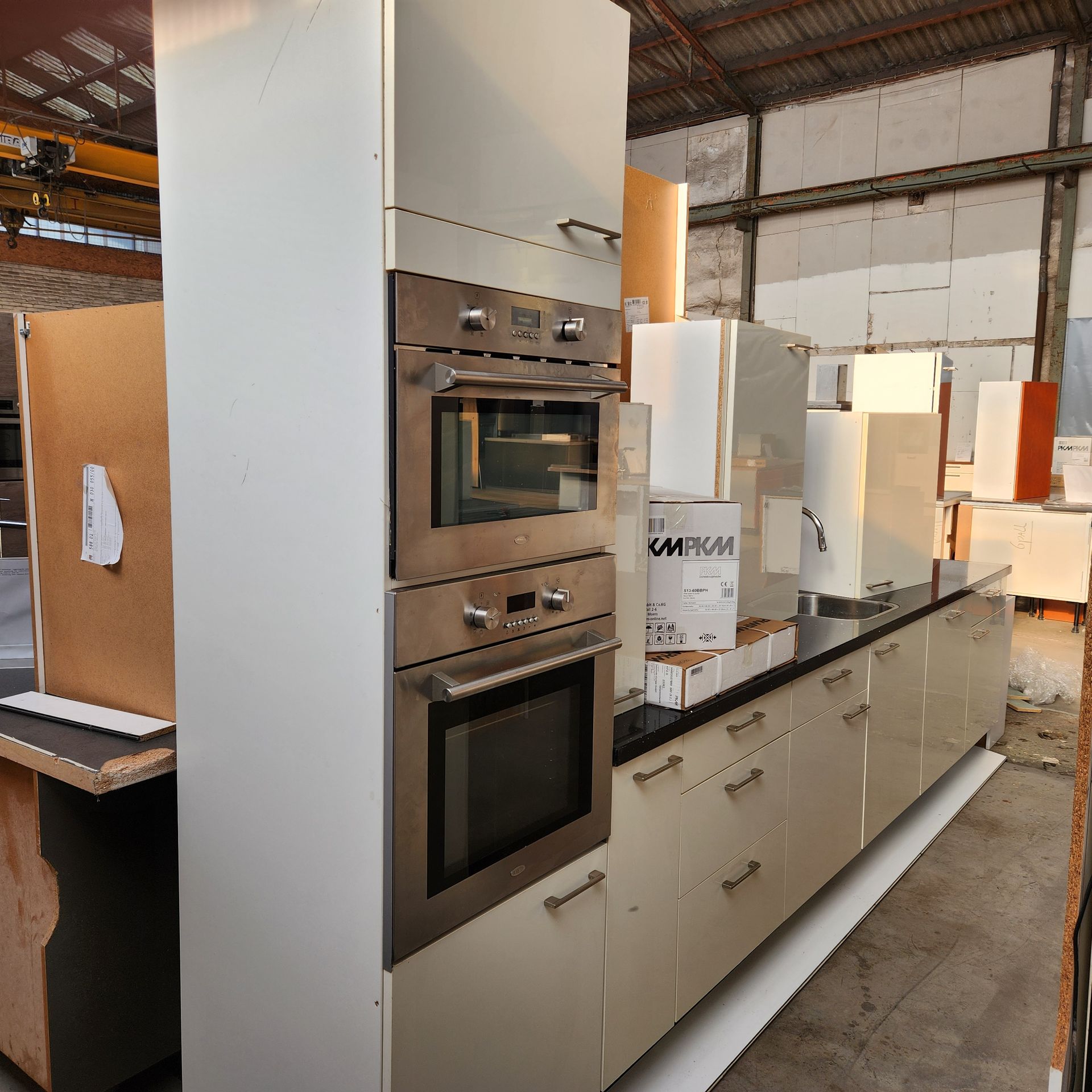 Küche Sand Hochglanz & Nero Glanzplatte 3332