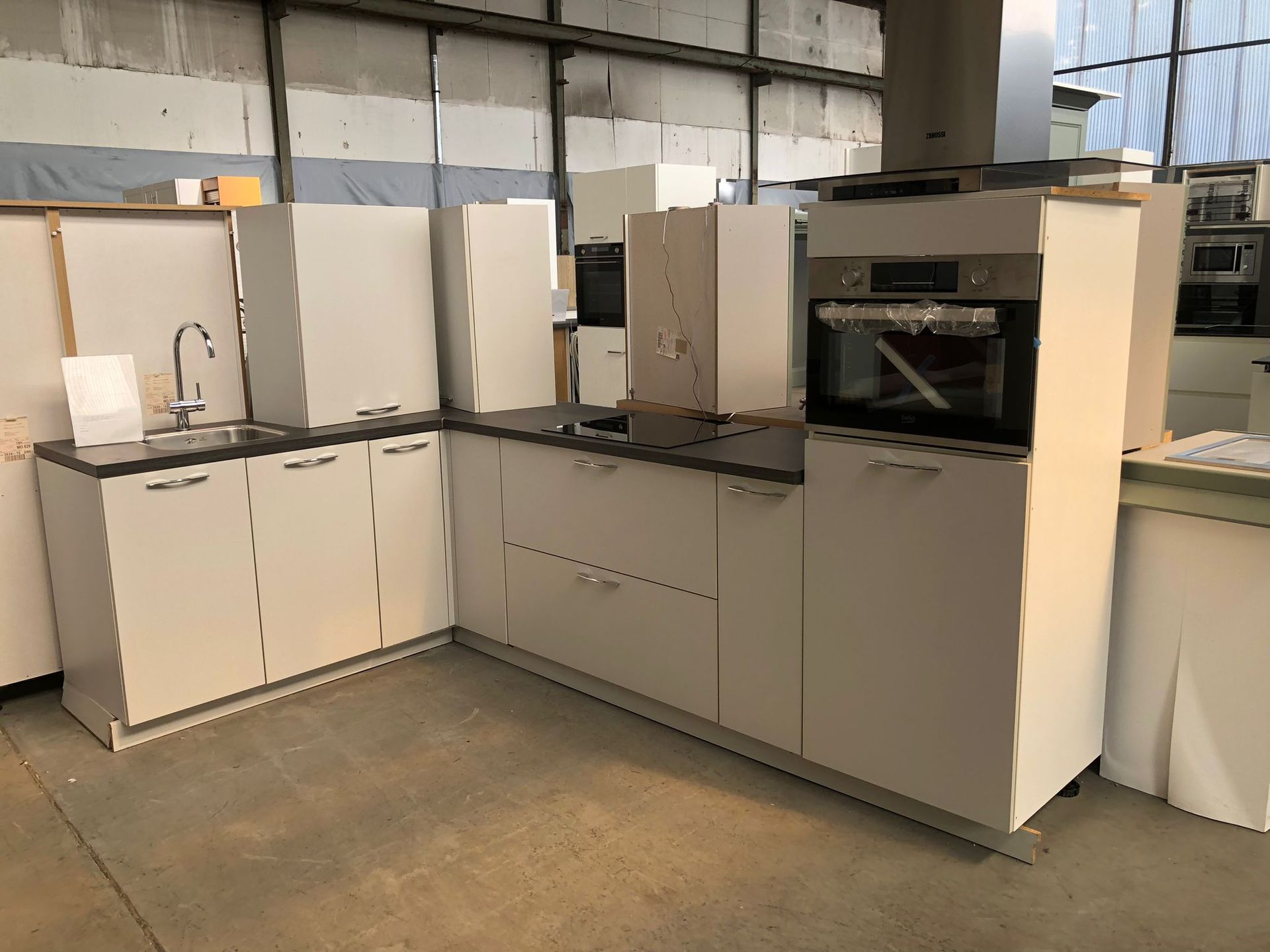 Küche Lichtgrau Matt & Anthrazitplatte 8411