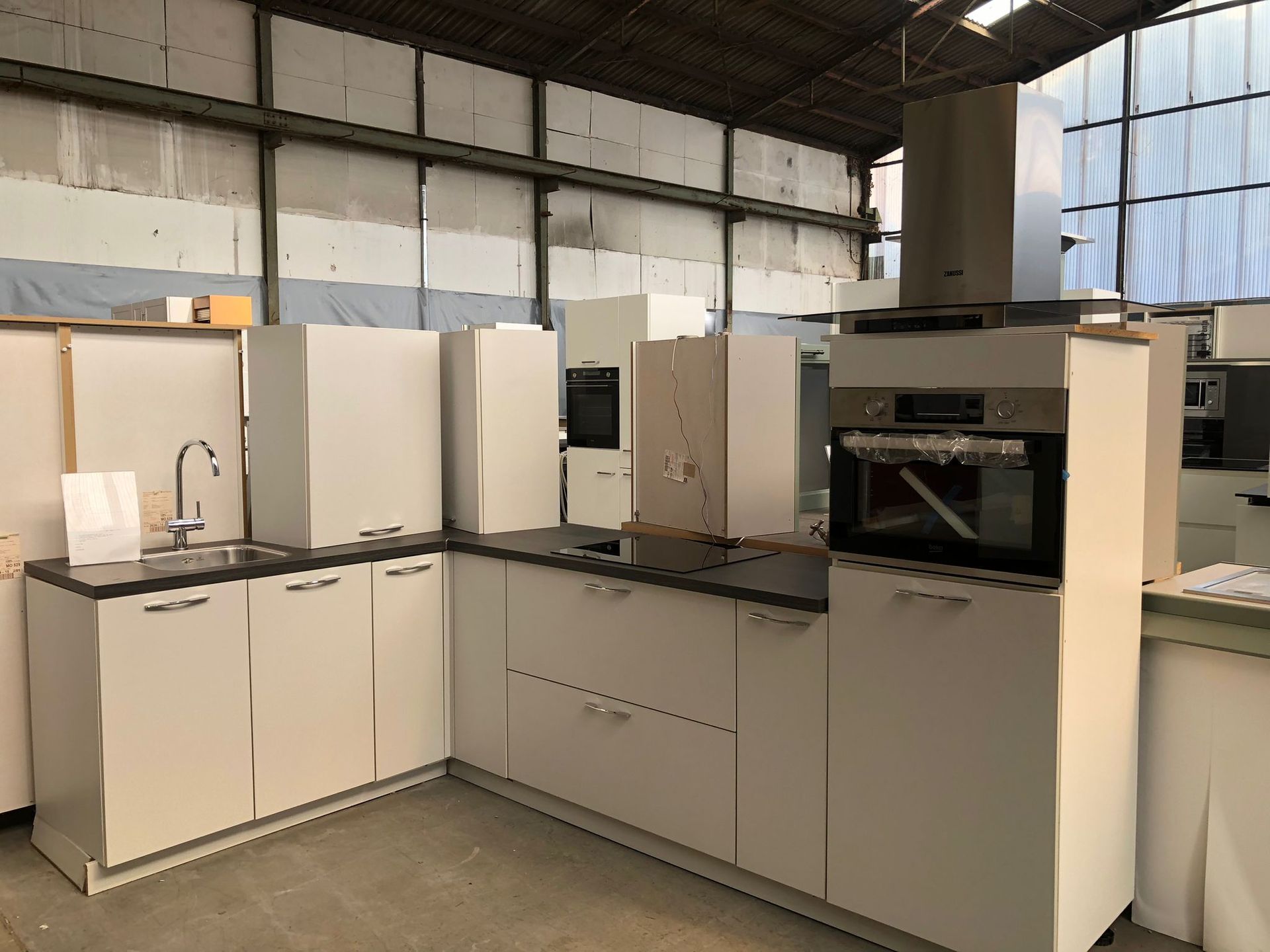 Küche Lichtgrau Matt & Anthrazitplatte 8411