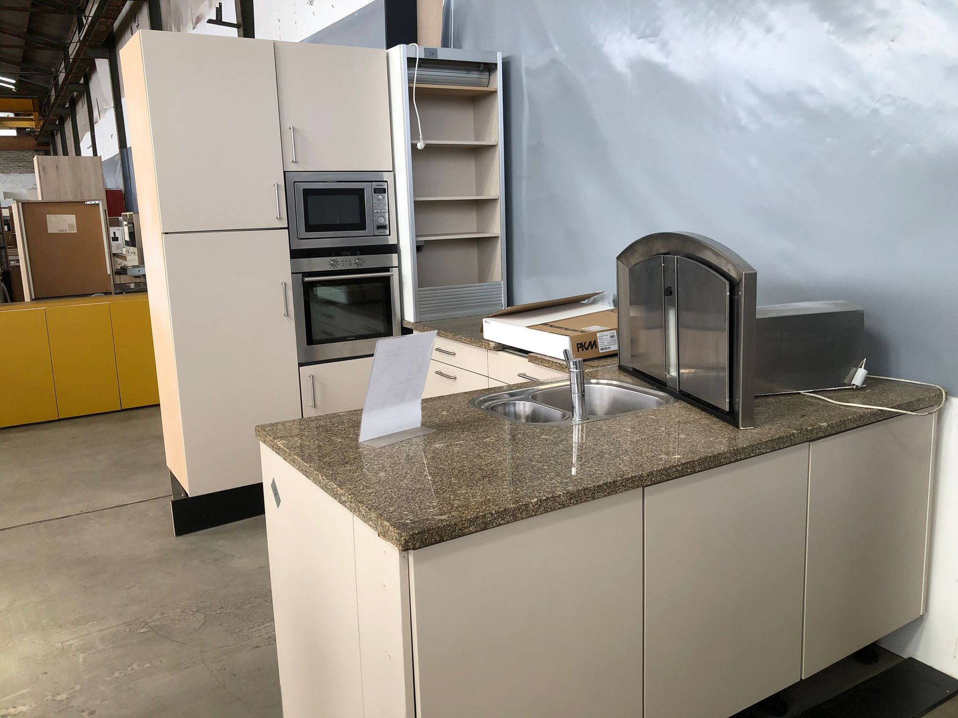 Küche Magnolia & Granitgold 11323