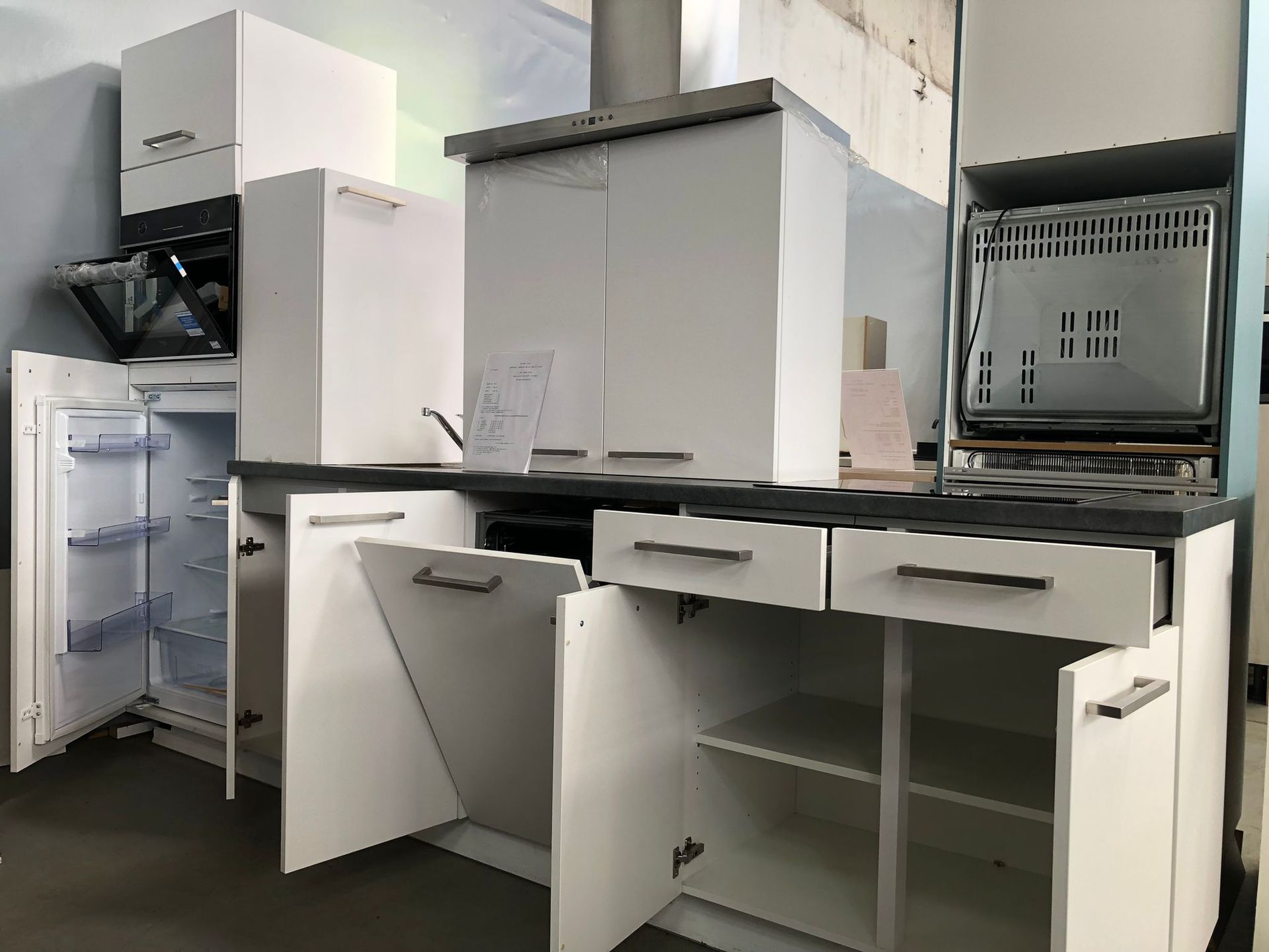 Küche Weiß & Anthrazitkante 4432