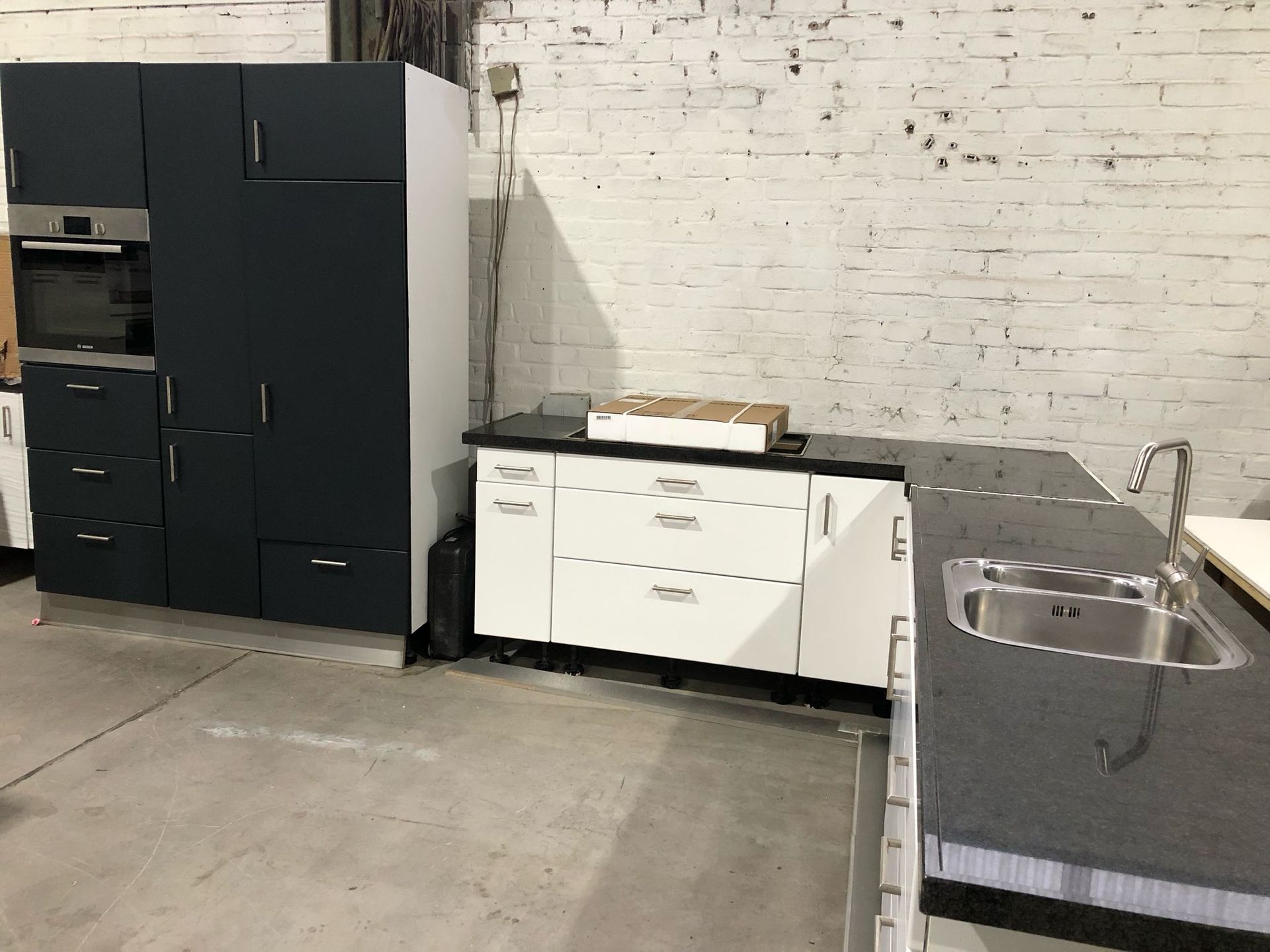 Küche Weiß Hochglanz mit Anthrazit-Arbeitsplatte 2260