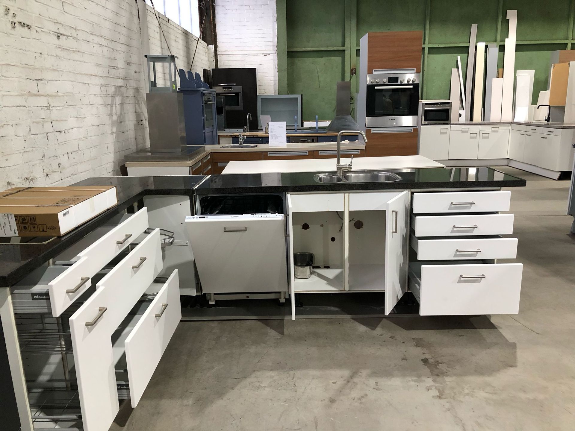 Küche Weiß Hochglanz mit Anthrazit-Arbeitsplatte 2260