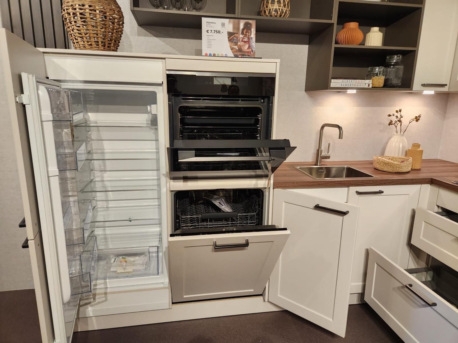 Küche Cremeweiß & Walnuss Kontrast 4610