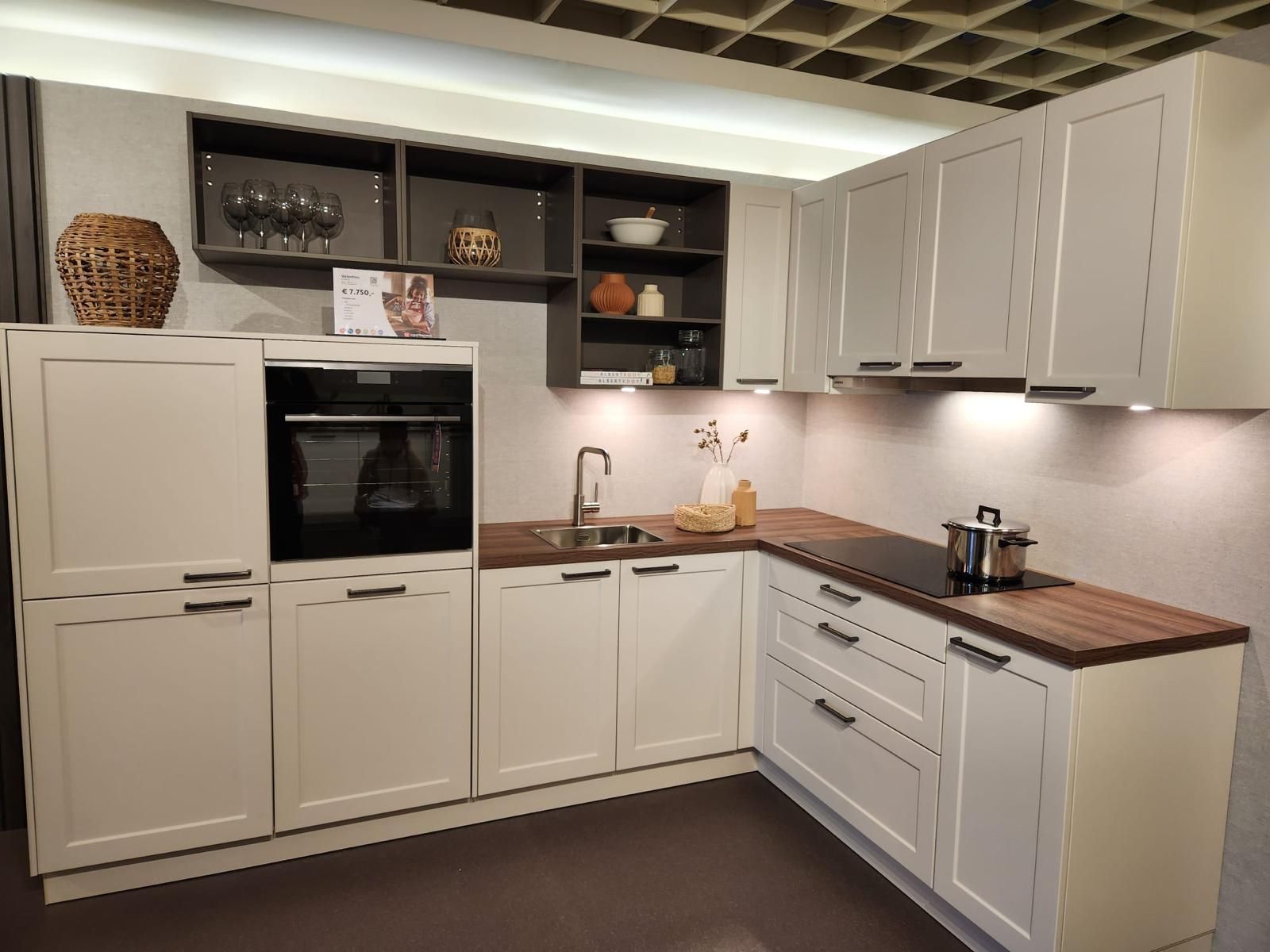 Küche Cremeweiß & Walnuss Kontrast 4610