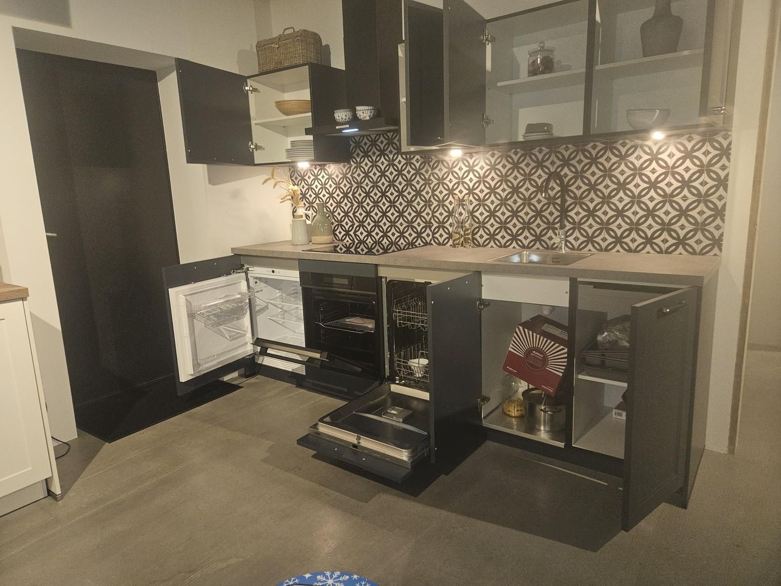 Küche Dunkelgrau & Ornamentfliesen 3539
