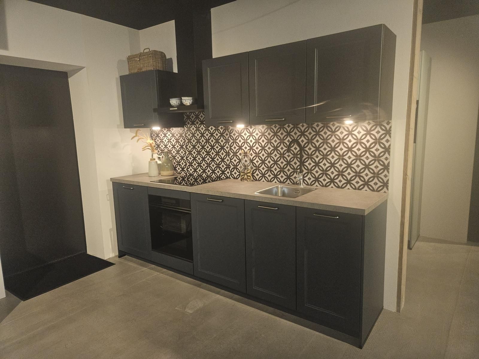 Küche Dunkelgrau & Ornamentfliesen 3539