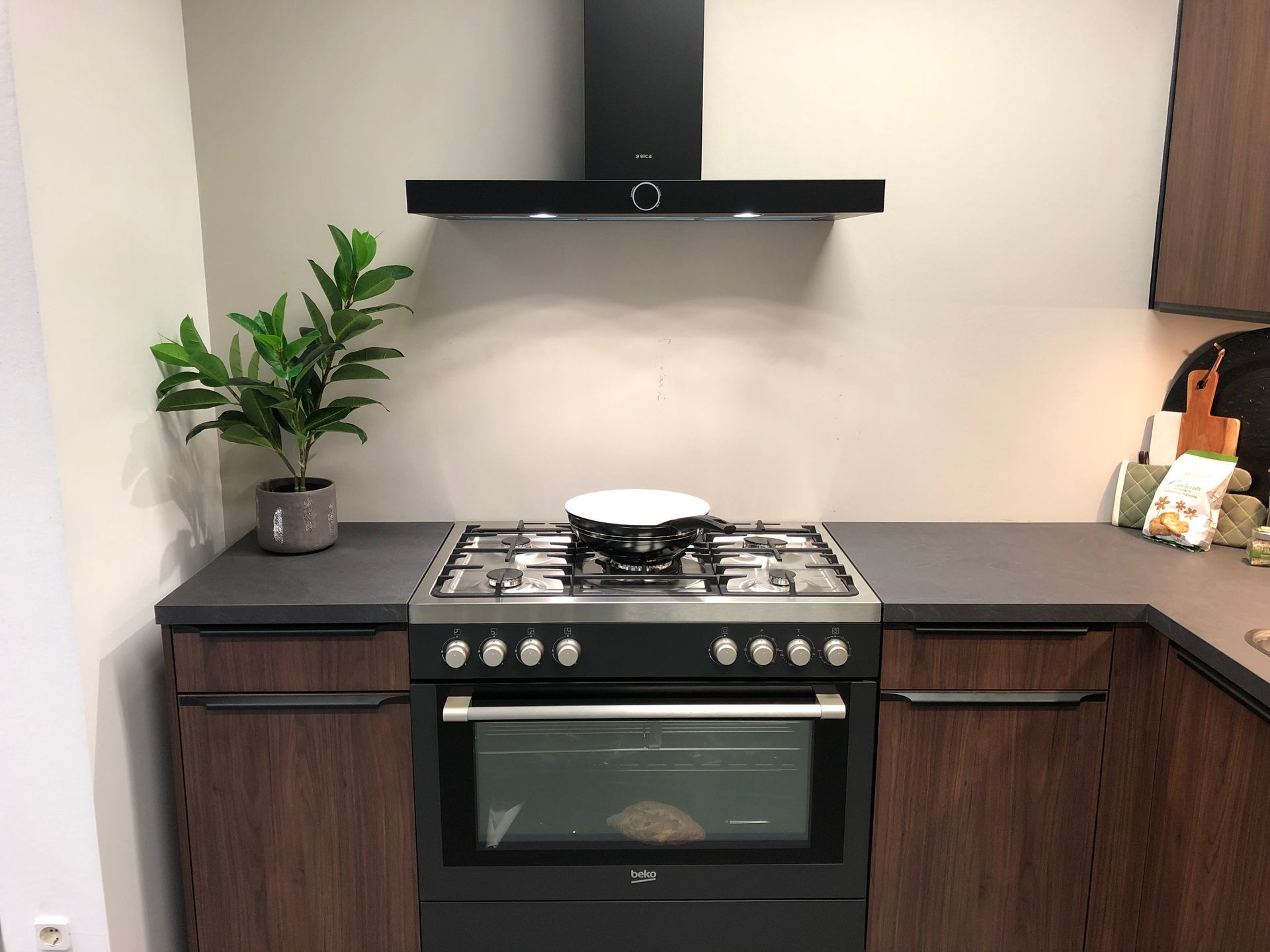 Küche Nussbaum Dunkel & Schwarzakzent 4719A