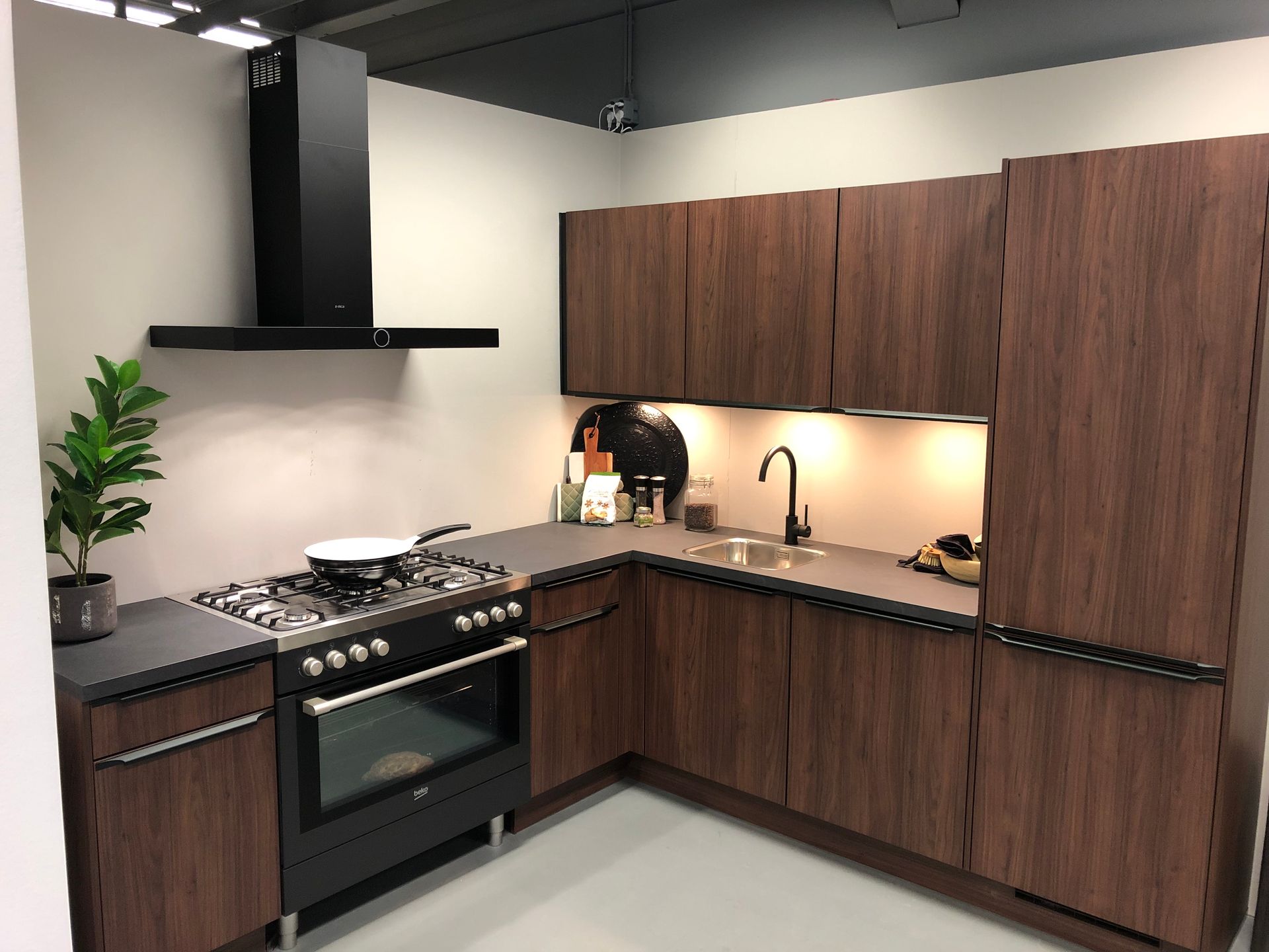 Küche Nussbaum Dunkel & Schwarzakzent 4719A