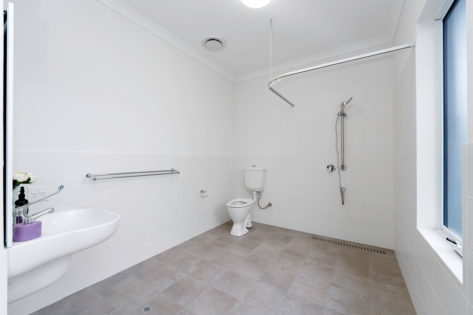 Ilios Living accommodation for people with disabilities – Carlie location bathroom with a toilet , sink and shower.