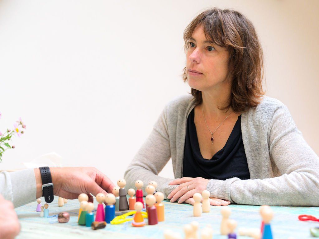 Verdriet, onzekerheid en angst dat ik heb vastgezet in mijn lijf
en jaren met me heb meegedragen
Gevoelens die me op momenten hebben tegengehouden
en het leven soms zwaarder maakten dan nodig was
Het is losgekomen tijdens de energetische opleiding die ik volg bij het ITIP School voor leven en werk
met oefeningen die mij raakten in een onbewuste laag
Een lichaamsgerichte vorm van coaching waarin ik geloof
en waarvan ik de werking nu voel
Vandaag rouw ik samen met dit kleine meisje
en voel ik opnieuw de pijn die zij toen voelde
Maar nu laat ik me troosten en weet ik dat ik het niet alleen hoef te doen
Ik ontmoet mezelf opnieuw
open en meer heel
Ik kom bij mijn verdriet en ook bij mijn verlangen
Ik kom bij mijn zin in het leven
en voel rust en vertrouwen