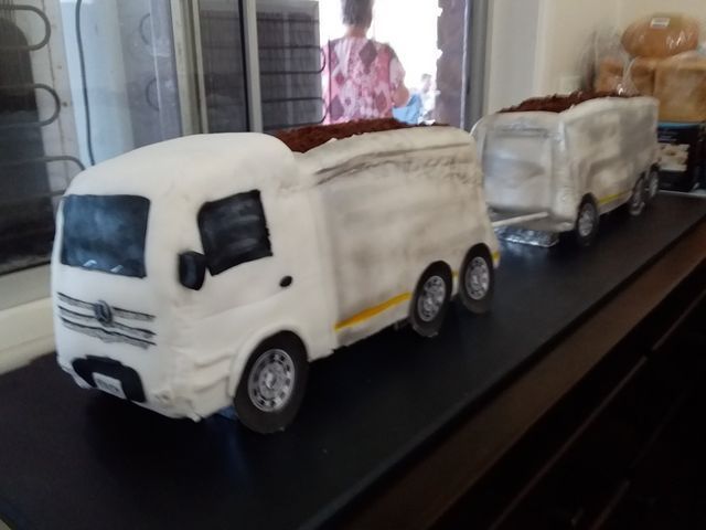 A model of a truck with a trailer attached to it