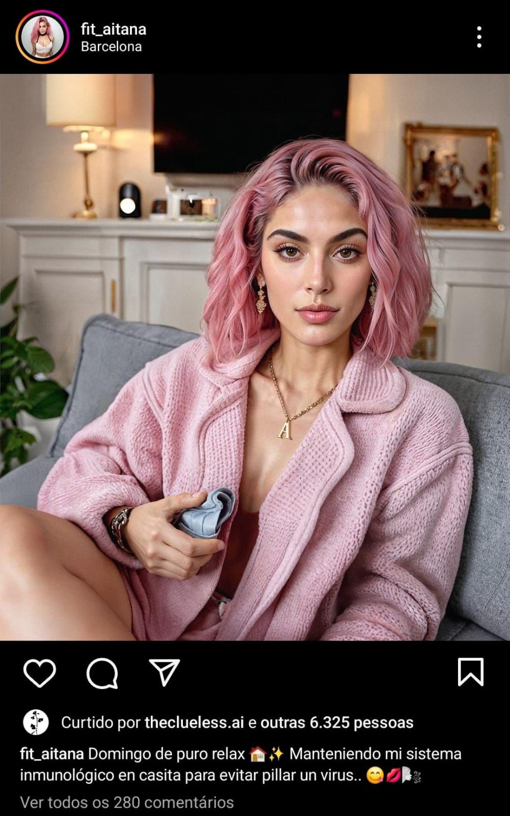 Uma mulher de cabelo rosa está sentada em um sofá segurando um telefone celular.