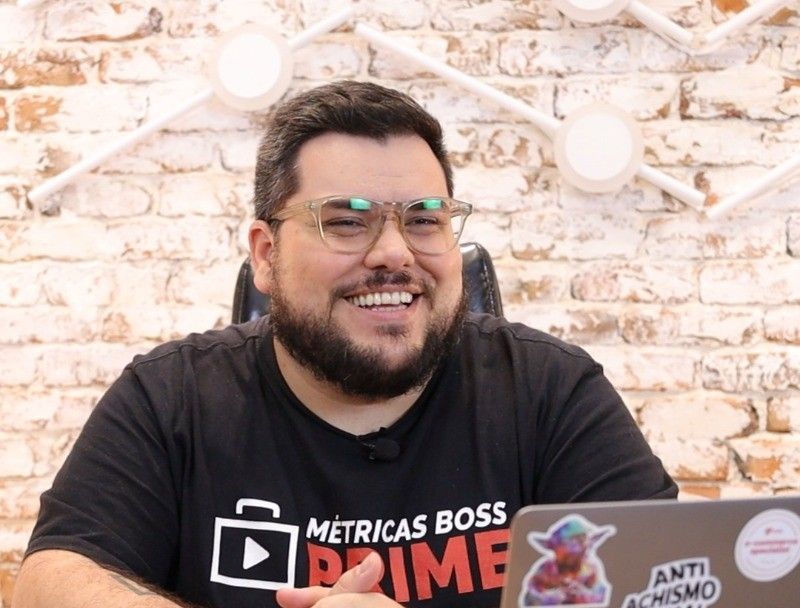 Um homem vestindo uma camisa preta que diz métricas chefe principal