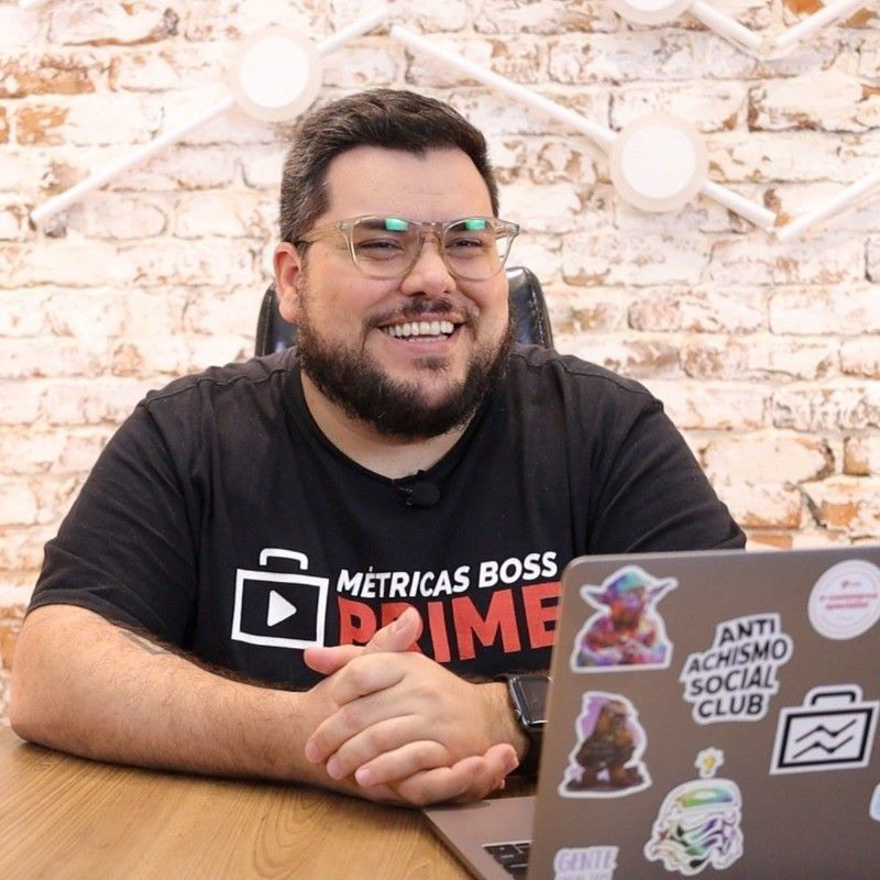 A man wearing a black shirt that says metrics boss prime