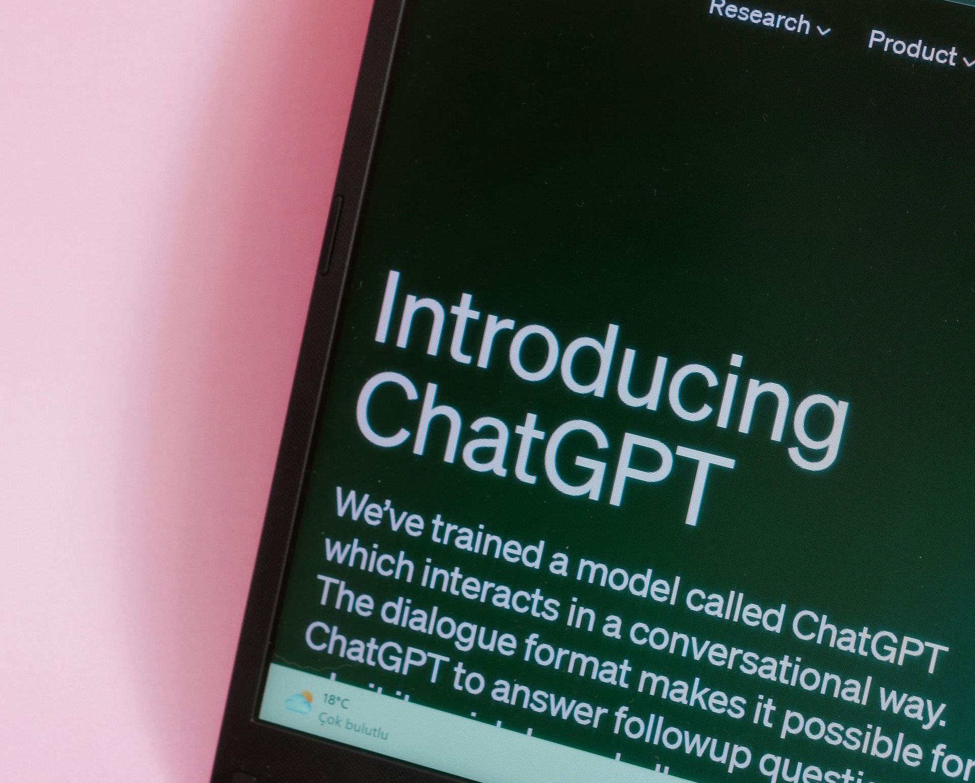 Um laptop está aberto em uma página que diz introduzindo chatgpt.