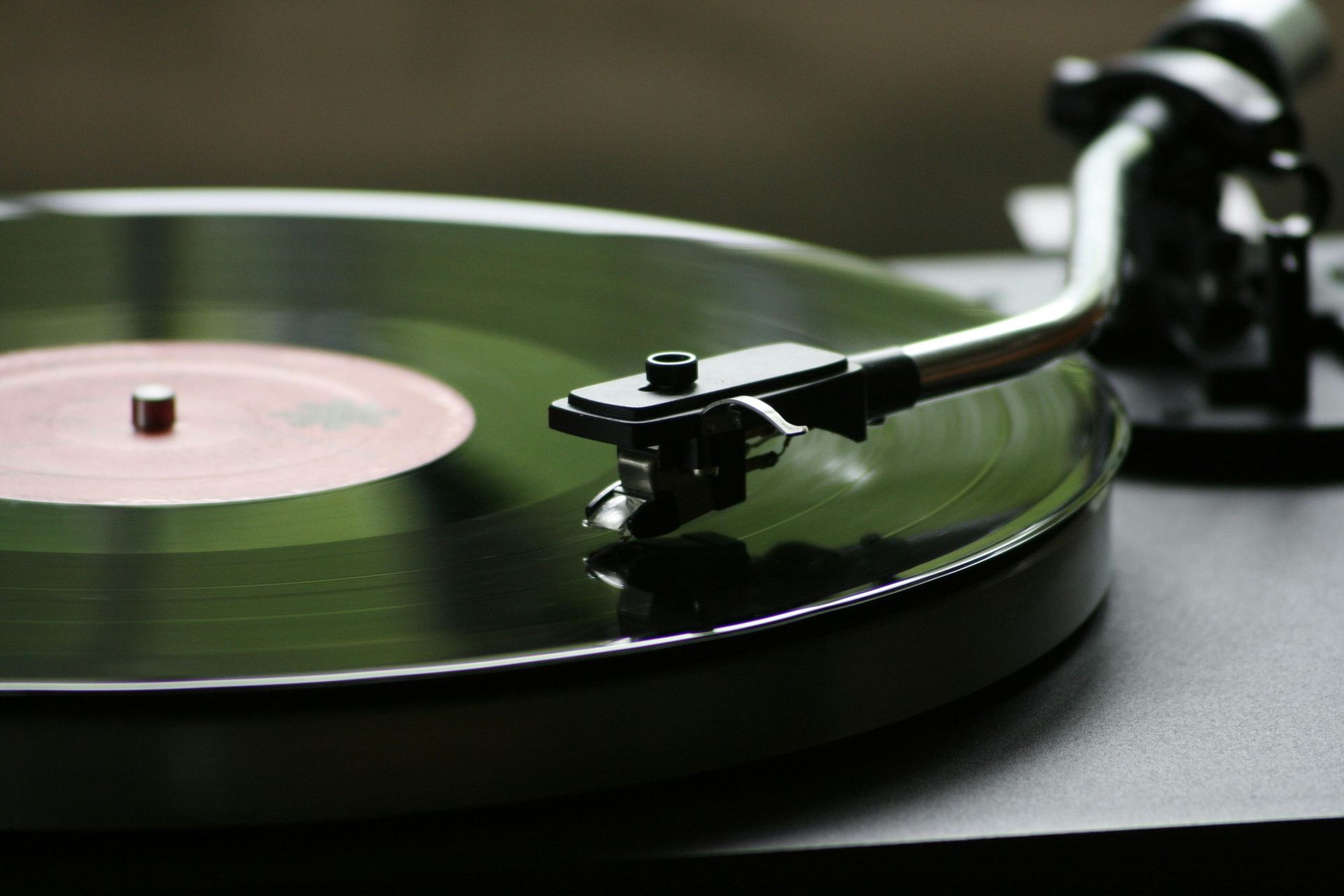 Um toca-discos está tocando um disco verde