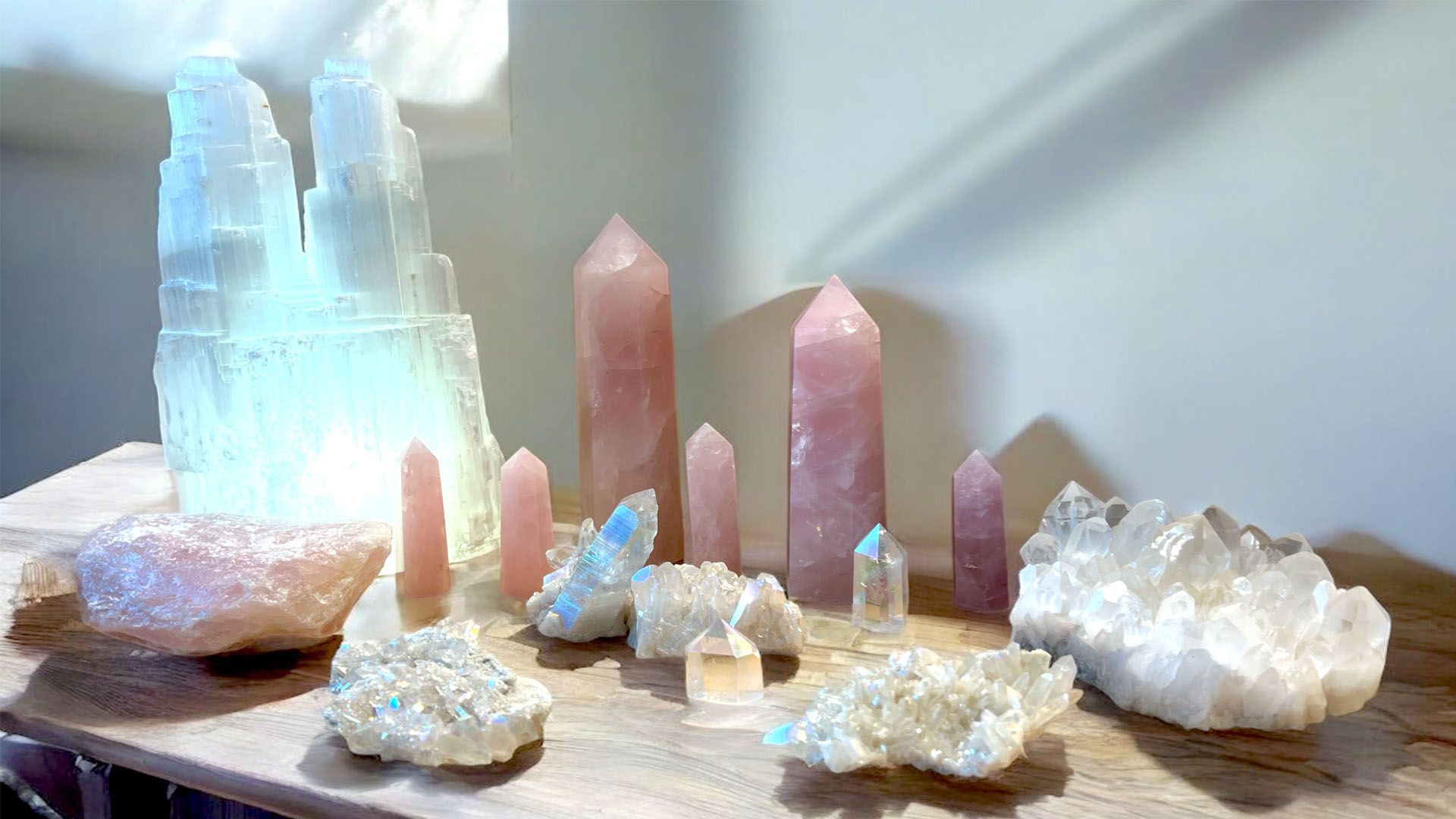 fette di fossili, tocchi di minerali levigati