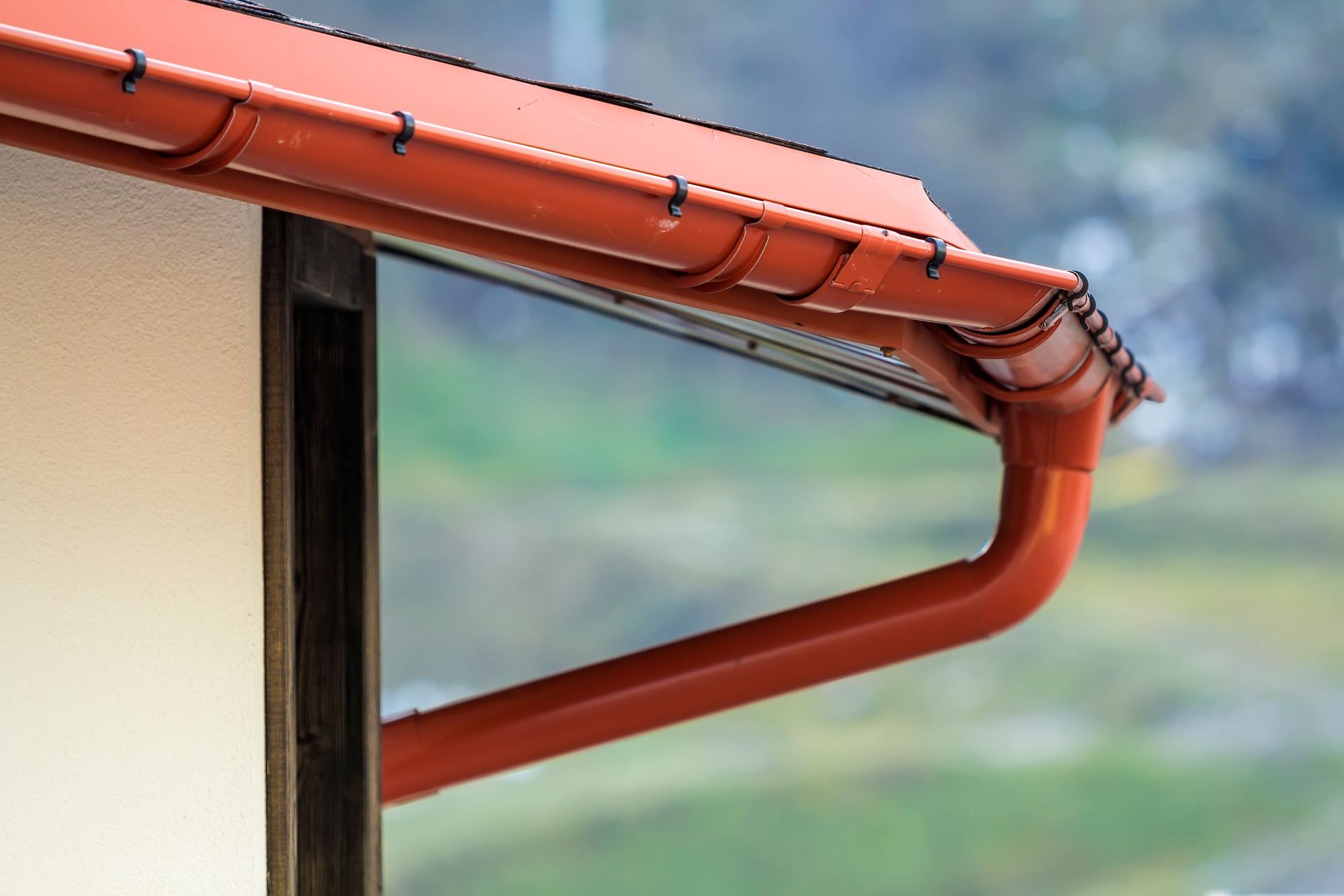 Seamless Gutters vs. Traditional Gutters