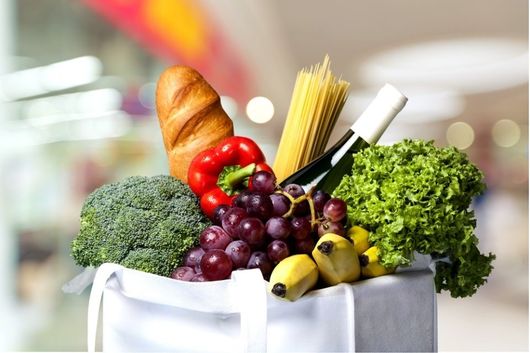 Busta della spesa con verdure, pane e frutta