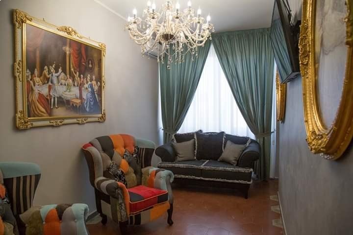 soggiorno con mobili di design classico