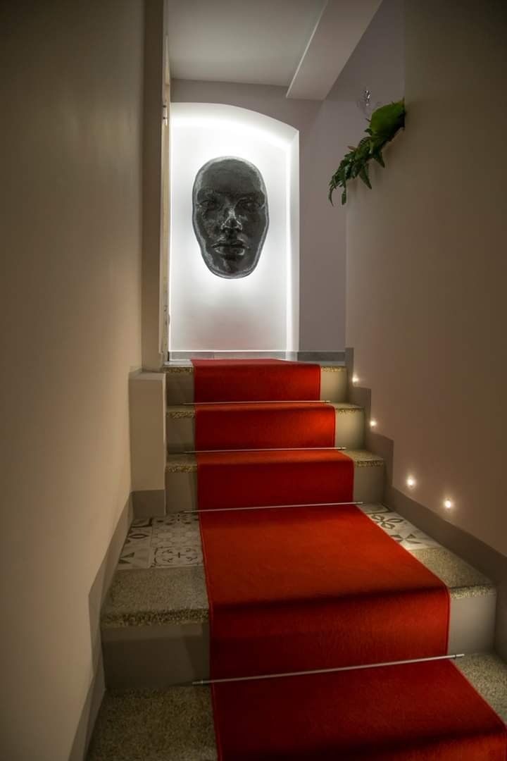 corridoio casa con tappeto sulle scale