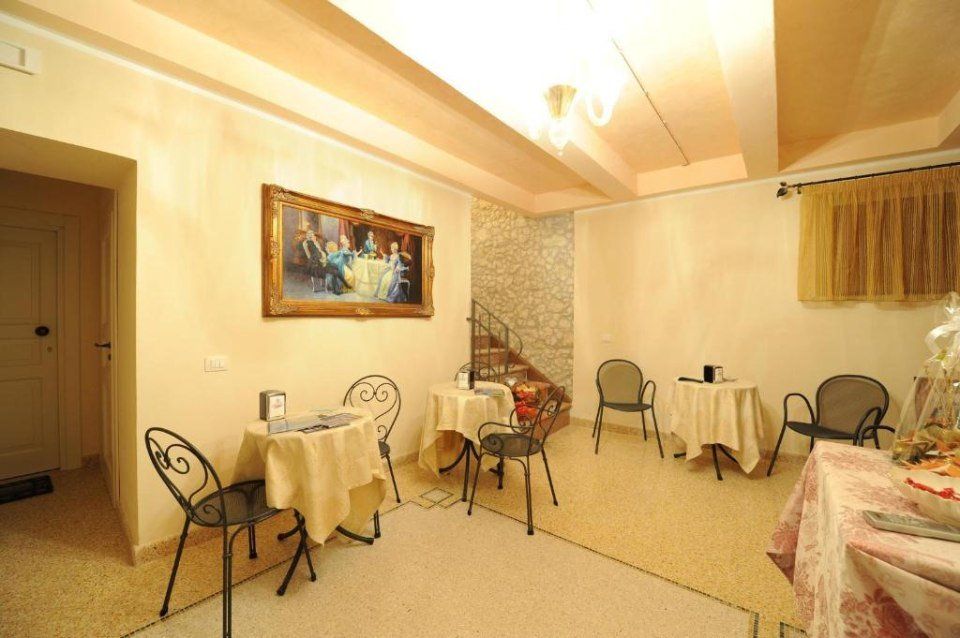 interni ambiente con parete in pietra