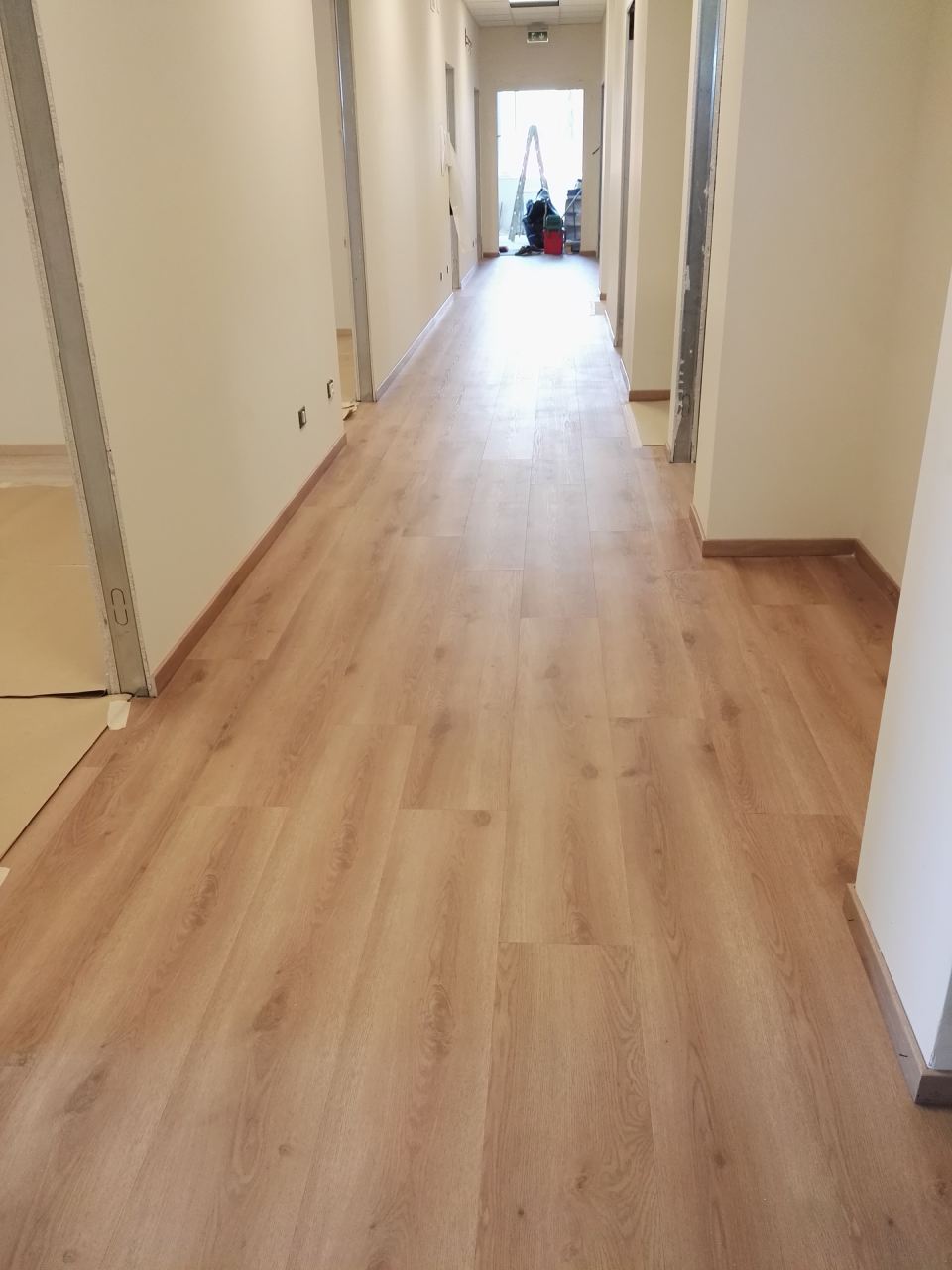 posa parquet in legno chiaro