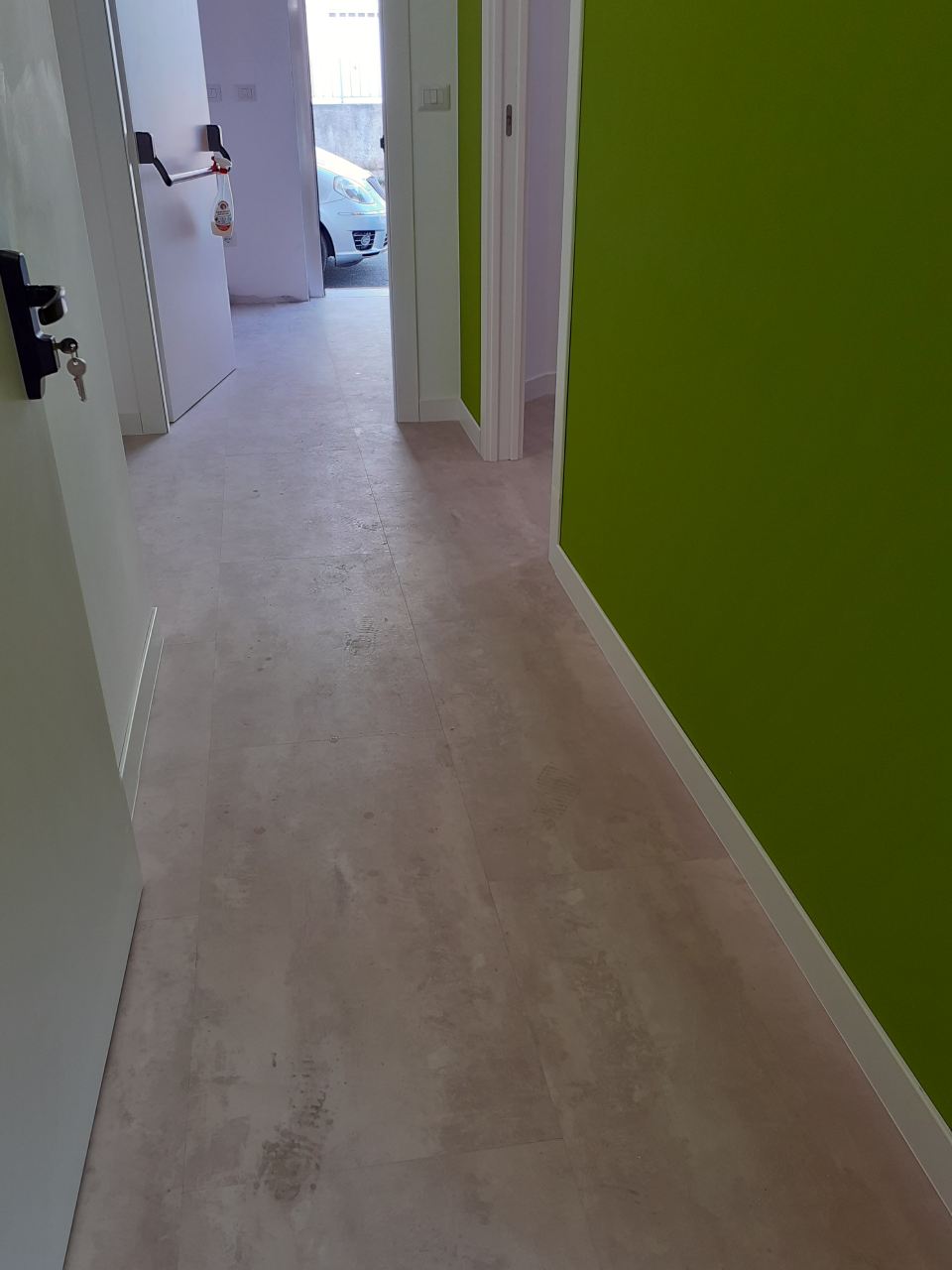 corridodio con pavimento in legno