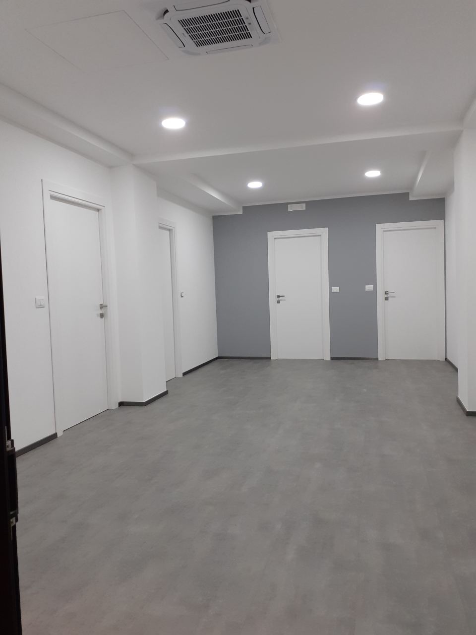 pavimento in legno grigio