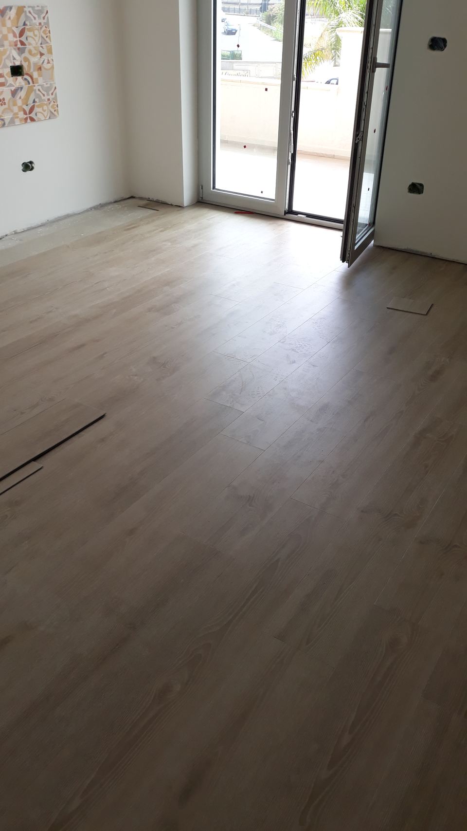 pavimento in legno di colore scuro