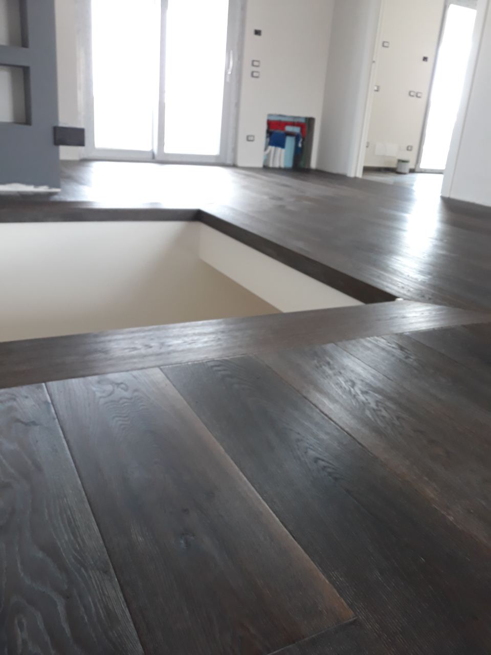 pavimento in legno scuro