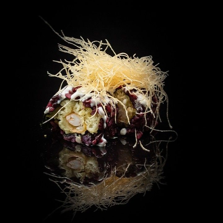 un primo piano di un sushi su sfondo nero