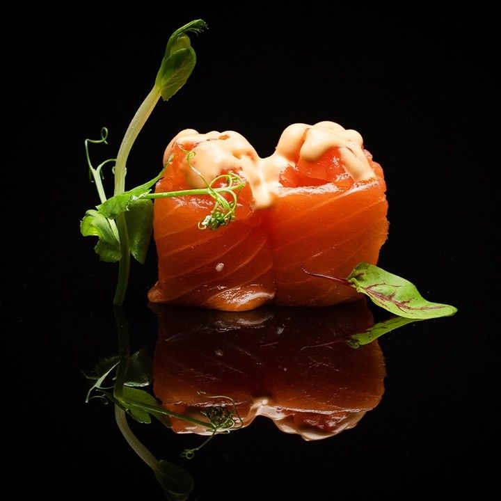 un primo piano di un sushi su sfondo nero