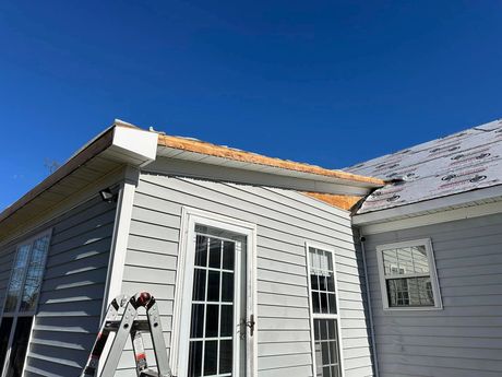 A ladder is sitting on the side of a house.