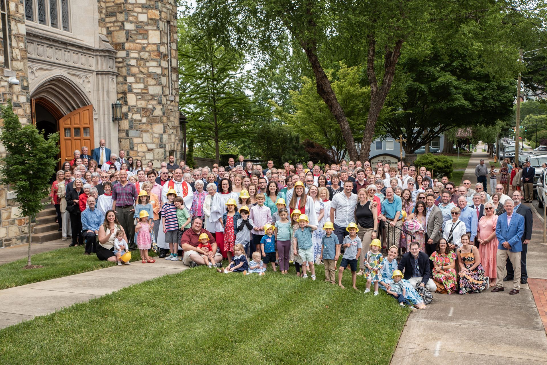 Ground breaking congregational photo on the front lawn.