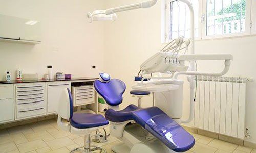  Attrezzature di una stanza dentale moderna