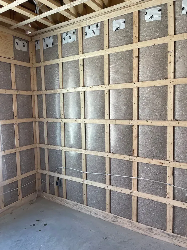 Une pièce avec beaucoup de murs en bois et un plafond