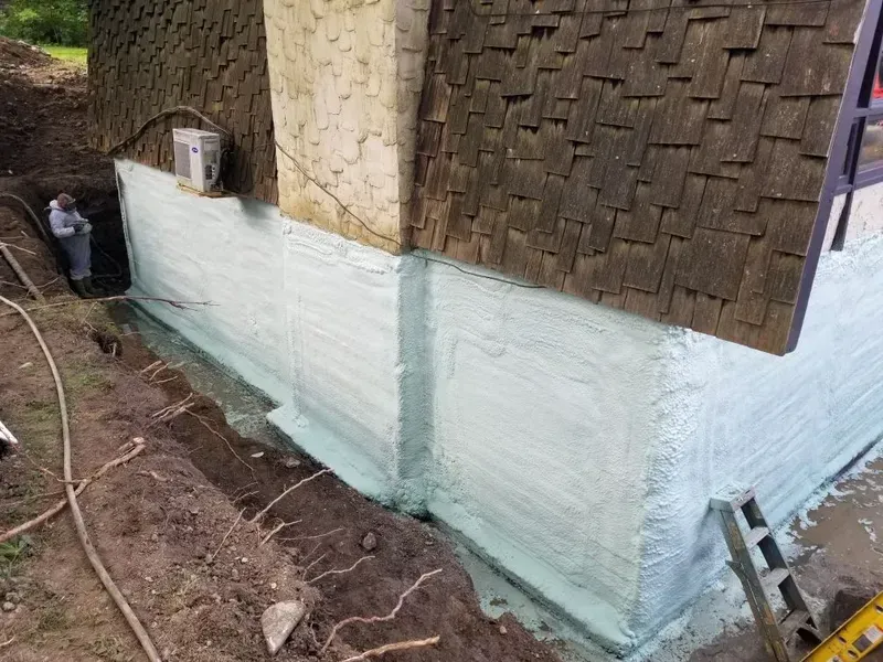 Une maison est en cours d'imperméabilisation avec de la mousse pulvérisée.
