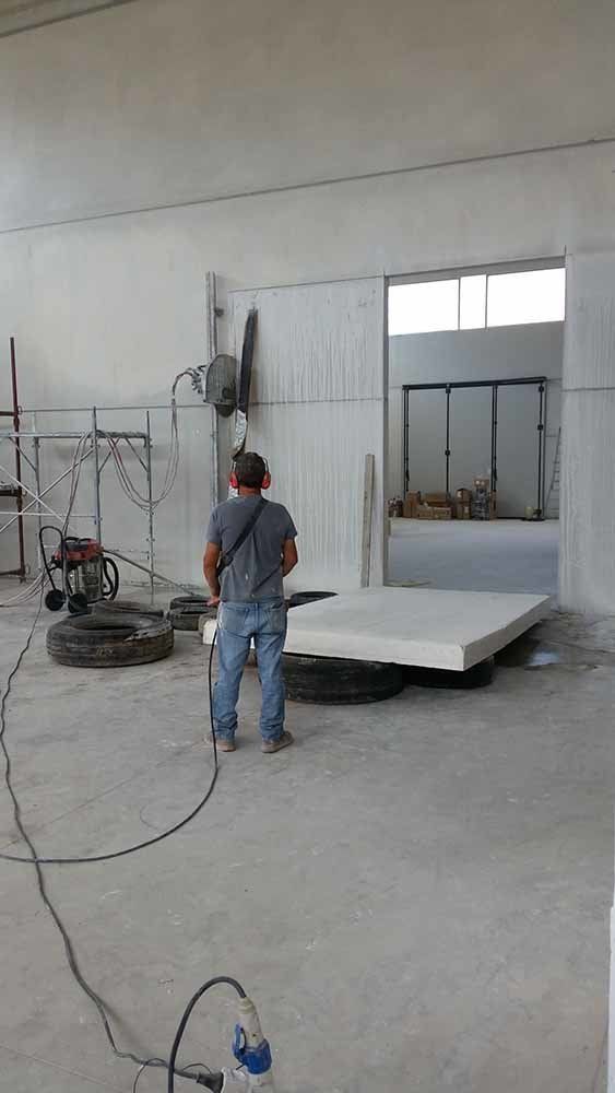 demolizione parete interna di un edificio