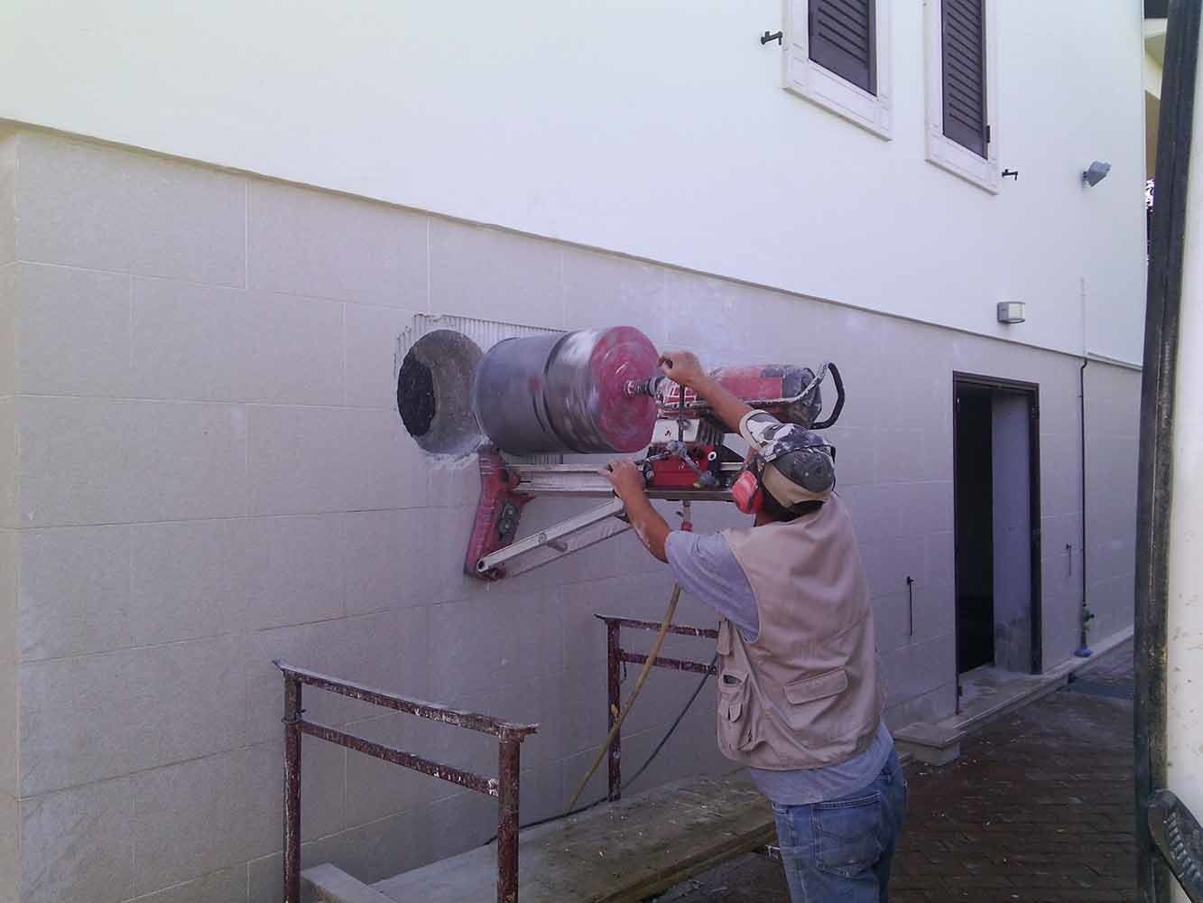 lavoro di muratura su parete esterna