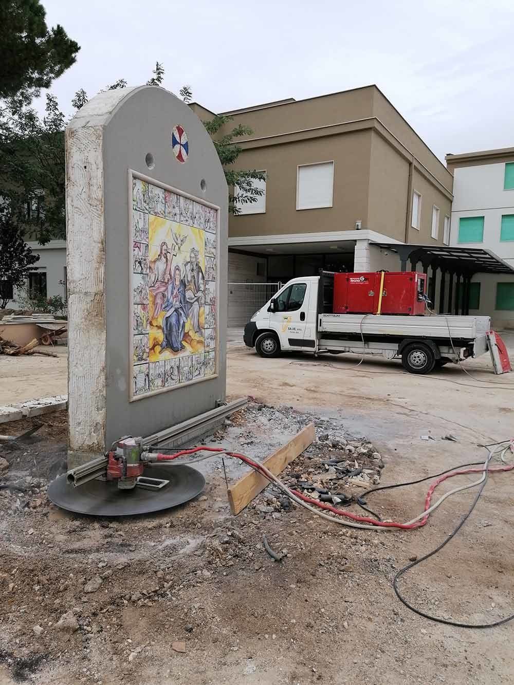 demolizione controllato in cortile esterno