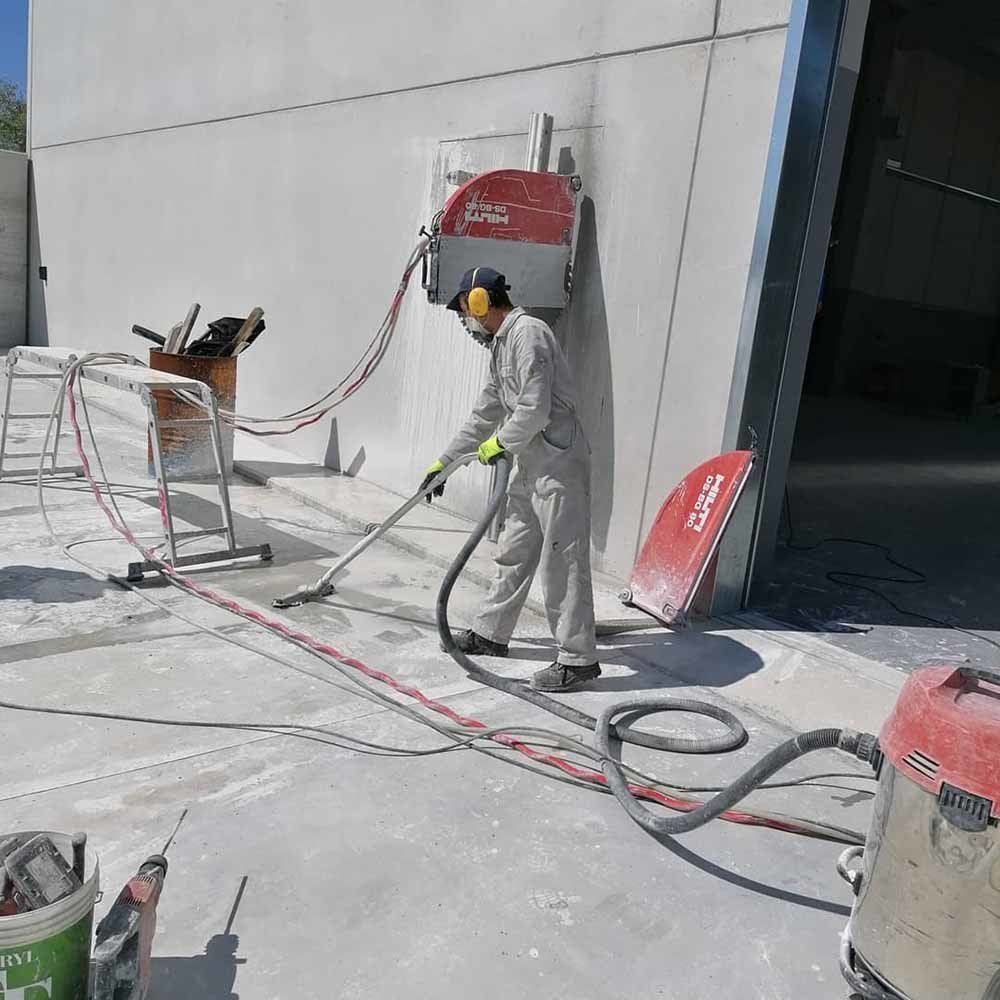 lavoro di pavimentazione su esterno edificio