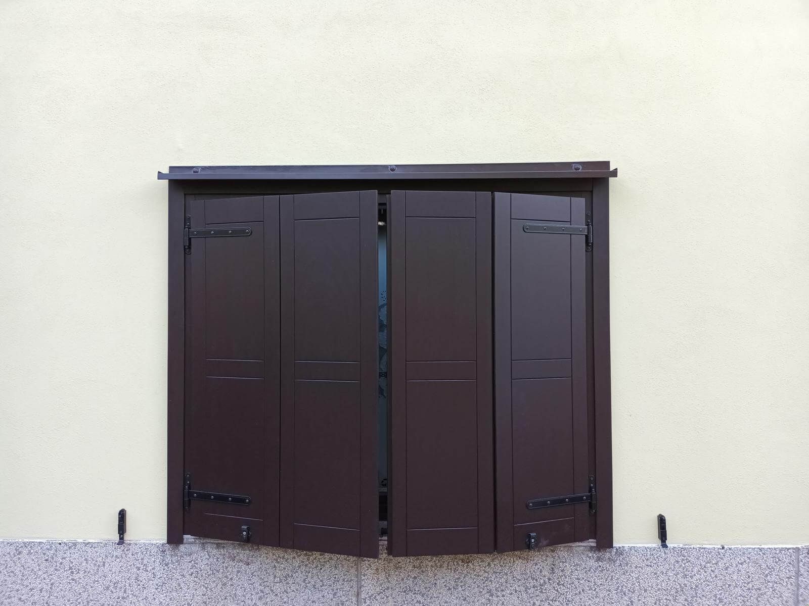 Una finestra con persiane marroni su un muro giallo